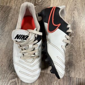 Nike Tiempo youth soccer cleats sz:1Y